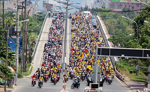 “Dòng sông vàng SLNA” gây tắc nghẽn quốc lộ 13 - 3