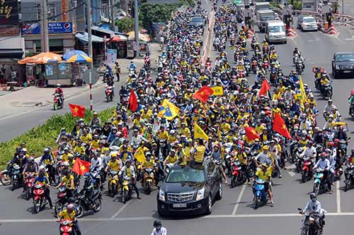 “Dòng sông vàng SLNA” gây tắc nghẽn quốc lộ 13 - 4