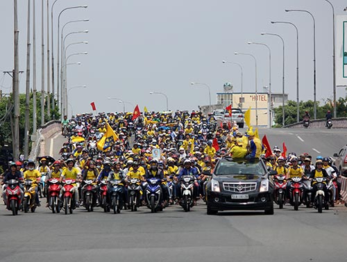 “Dòng sông vàng SLNA” gây tắc nghẽn quốc lộ 13 - 5