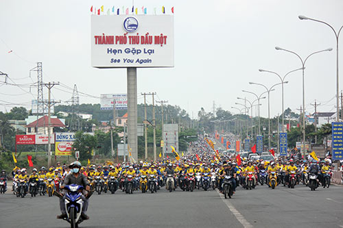 “Dòng sông vàng SLNA” gây tắc nghẽn quốc lộ 13 - 8