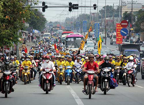 “Dòng sông vàng SLNA” gây tắc nghẽn quốc lộ 13 - 6