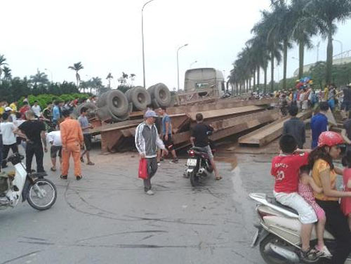 Container chỏng vó, tìm nạn nhân dưới hàng trăm tấn sắt - 2