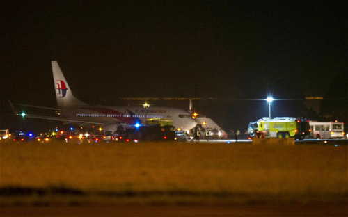 Máy bay Malaysia Airlines lại hạ cánh khẩn cấp - 1