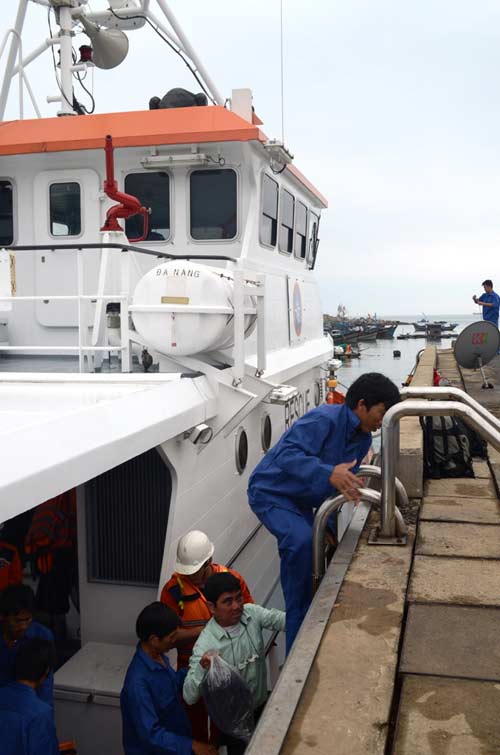 Đà Nẵng: Cứu hộ kịp thời tàu cá gặp nạn trên biển - 1