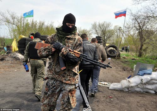 Ukraine: Chiến binh thân Nga ra lệnh giới nghiêm - 1
