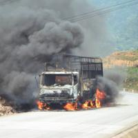 Tin tức trong ngày - Xe tải đang chạy bỗng nhiên bốc cháy ngùn ngụt