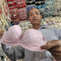 Bí quyết mặc đẹp - Người đàn ông Trung Quốc 20 năm sưu tập áo lót