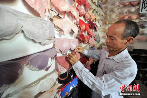 Người đàn ông Trung Quốc 20 năm sưu tập áo lót - 1
