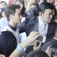 Phim - Đường Hồng Hà kẹt cứng vì "trai đẹp ngoài hành tinh"