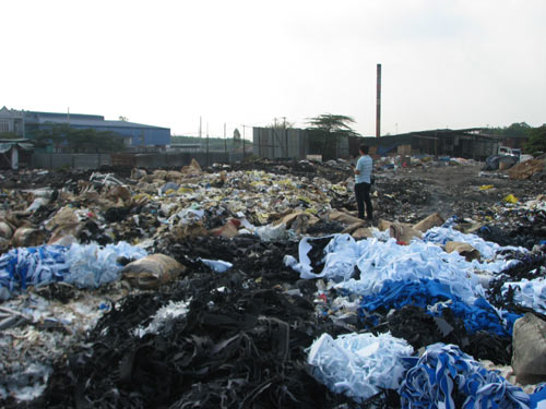 Phát hiện bãi rác độc hại khổng lồ ở Bình Dương - 1