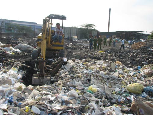 Phát hiện bãi rác độc hại khổng lồ ở Bình Dương - 2