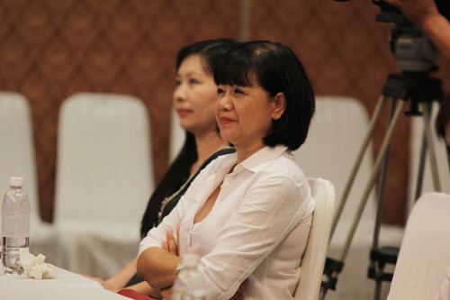 Bà xã âm thầm hộ tống Elvis Phương - 2