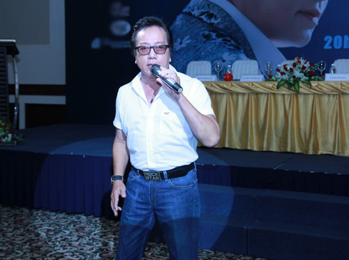 Bà xã âm thầm hộ tống Elvis Phương - 7