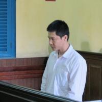 Pháp luật - Phát hiện "yêu râu xanh" trần trụi trong nhà hàng xóm