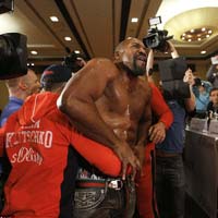 Thể thao - Tay đấm thép Klitschko bị đối thủ công khai phá đám