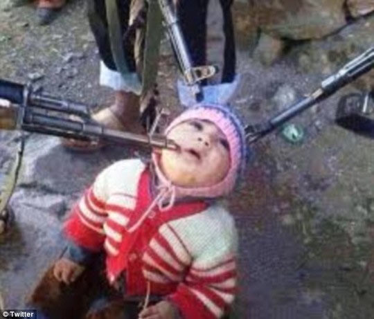 Syria: Bức ảnh chĩa súng vào em bé quỳ gối gây sốc - 1
