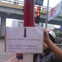 Tin tức trong ngày - Cô gái treo biển "cấm đi thẳng" gây tranh cãi