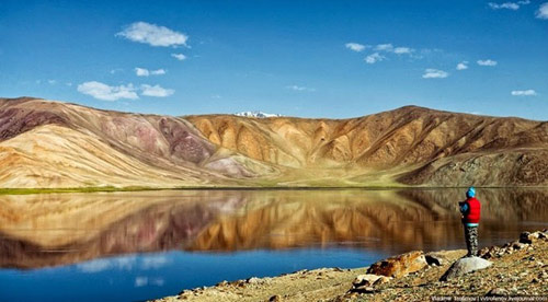 Vẻ đẹp hư ảo của hồ đen Trung Á - 1