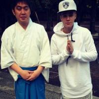 Justin Bieber "hứng đá" vì đến thăm ngôi đền ở Nhật