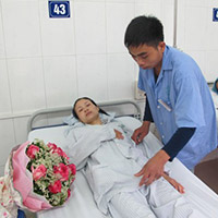 Bạn trẻ - Cuộc sống - Cô dâu đám cưới trước giờ mổ phẫu thuật thành công