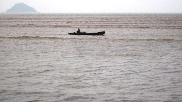 Thanh Hóa: Tàu chở 50 ngư dân bị sóng đánh chìm - 1