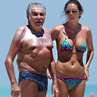 Bí quyết mặc đẹp - Nhà thiết kế Roberto Cavalli "xập xệ" bên bồ trẻ