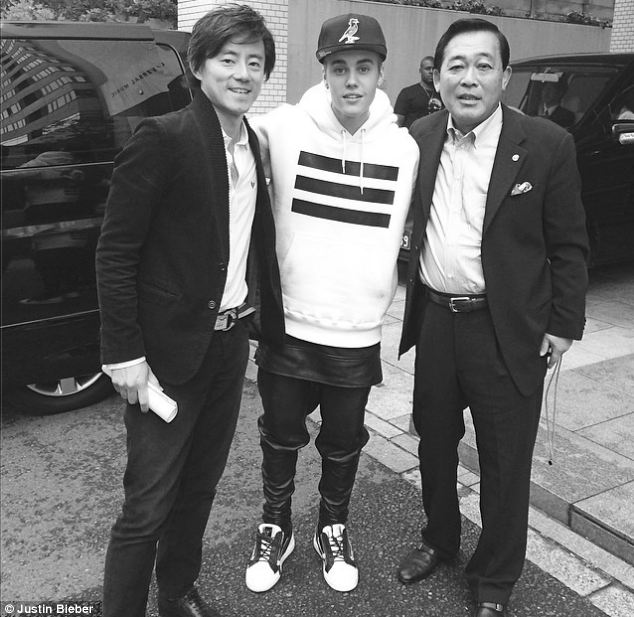 Justin Bieber "hứng đá" vì đến thăm ngôi đền ở Nhật - 4