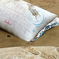 Tin tức trong ngày - Cả trăm bao tải chứa chất lạ in chữ TQ dạt vào biển