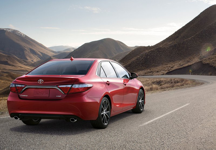Toyota đã chính thức trình làng chiếc Camry 2015 tại New York Auto Show với hàng loạt những thiết kế mới như; cản trước được làm mới rộng và thấp hơn, lưới tản nhiệt lớn hơn giúp cho không khí tuần hoàn dễ dàng.
