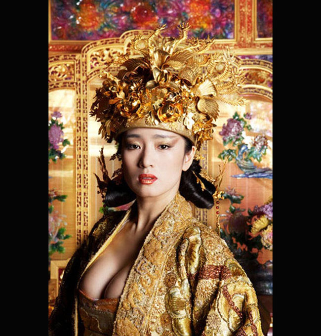 Nữ diễn viên hạng A của Hoa ngữ từng khiến cả thế giới phải chú ý đến tạo hình sexy trong Hoàng Kim Giáp chính bởi bộ trang phục khoe thềm ngực căng đầy.

