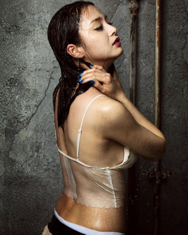 Vẻ sexy của Kim Tae Hee nhận được những lời trầm trồ tán dương.
