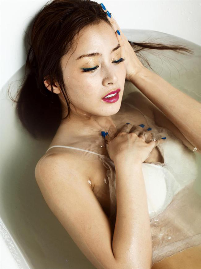 Kim Tae Hee – ngọc nữ màn ảnh Hàn – là người hiếm khi khoe cơ thể lộ liễu. Chỉ một bộ ảnh dựng lại cảnh tắm vòi hoa sen, “nàng công chúa” này đã trở thành đề tài nóng trên các diễn đàn.
