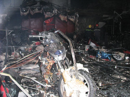 Nửa đêm, hàng trăm xe máy bị "bà hỏa" thiêu rụi - 2