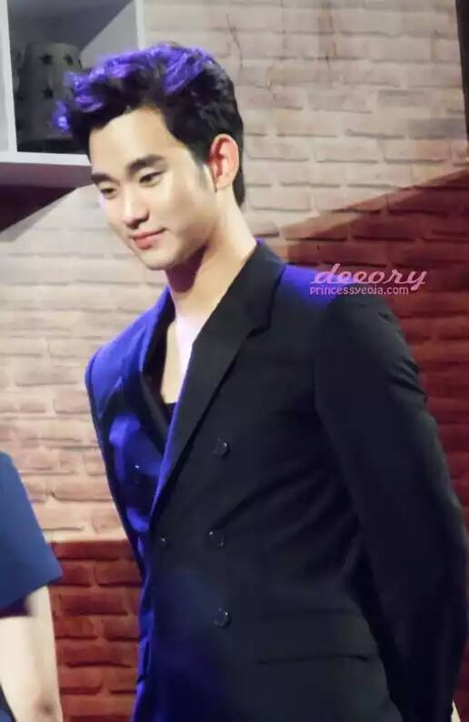 Kim Soo Hyun cười thả ga ở Indonesia gây chú ý - 9