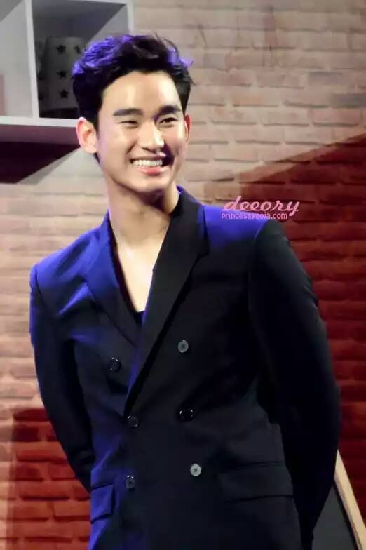 Kim Soo Hyun cười thả ga ở Indonesia gây chú ý - 3