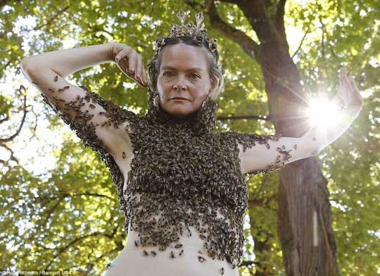 Mỹ: Người phụ nữ dùng 12.000 con ong che ngực trần - 1