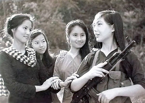 "Truy lùng" các nữ dân quân gây sốt mạng Việt - 1