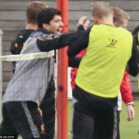 Bóng đá - Suarez "va chạm" với đồng đội trên sân tập