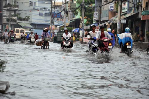 Sau cơn mưa lớn, đường phố Sài Gòn lại ngập nặng - 1