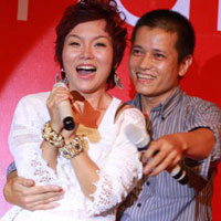 Ca nhạc - MTV - Thái Thùy Linh bất ngờ bị fan nam ôm eo