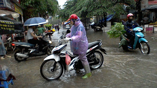 Đường phố Hà Nội thành "sông" sau cơn mưa đầu mùa - 13