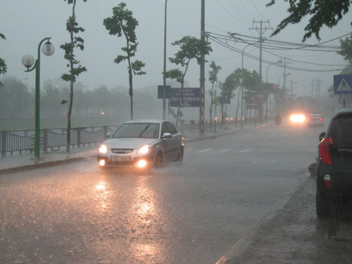 Đường phố Hà Nội thành "sông" sau cơn mưa đầu mùa - 4