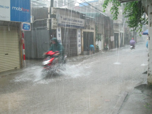 Đường phố Hà Nội thành "sông" sau cơn mưa đầu mùa - 1