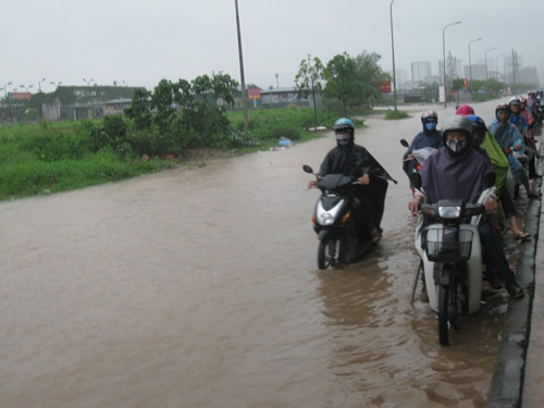 Đường phố Hà Nội thành "sông" sau cơn mưa đầu mùa - 7