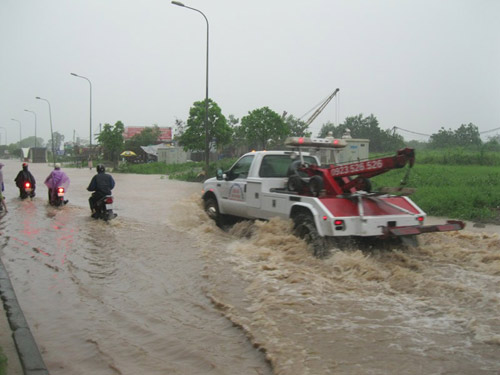 Đường phố Hà Nội thành "sông" sau cơn mưa đầu mùa - 8