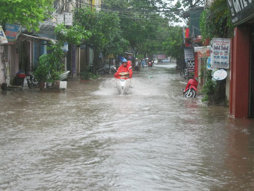 Đường phố Hà Nội thành "sông" sau cơn mưa đầu mùa - 10