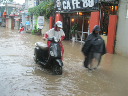 Đường phố Hà Nội thành "sông" sau cơn mưa đầu mùa - 11