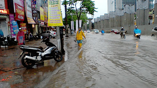 Đường phố Hà Nội thành "sông" sau cơn mưa đầu mùa - 5