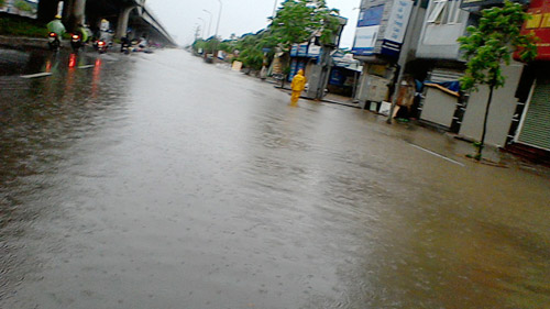 Đường phố Hà Nội thành "sông" sau cơn mưa đầu mùa - 3