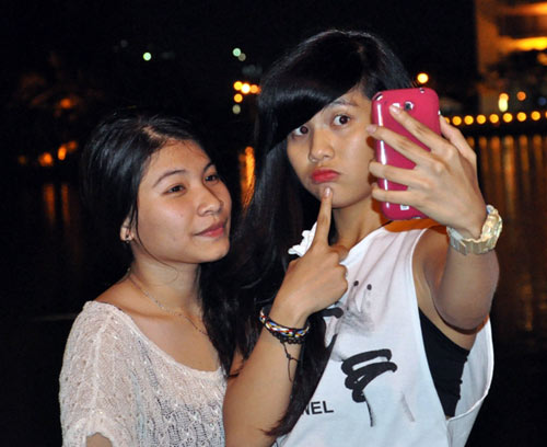 Háo hức xem con vịt cao bằng tòa nhà 6 tầng ở TPHCM - 8